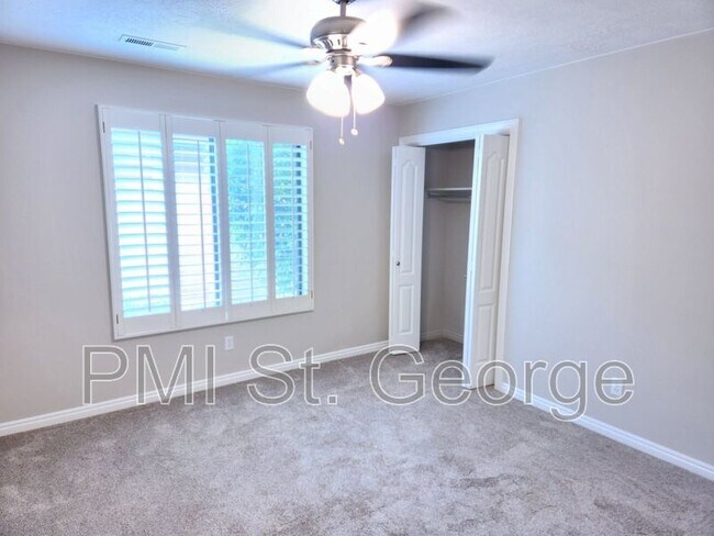 Building Photo - 545 S Valley View Dr