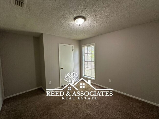 Building Photo - 3 Bedroom in Hickory Ridge - South Riverdale