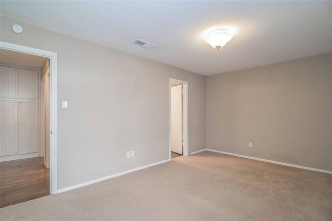 Building Photo - Amazing 2 Bed, 1.5 Bath- Half of Duplex Av...