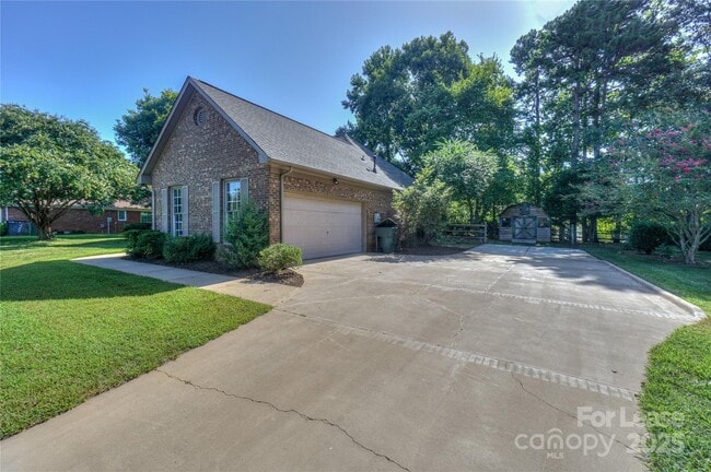 Building Photo - 840 Emerson Dr