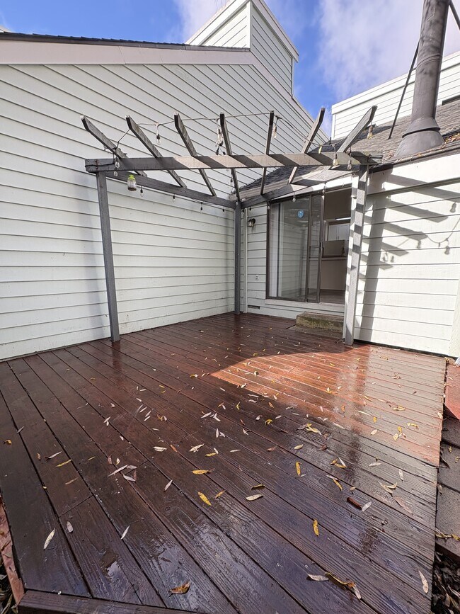 Building Photo - 228 Courtyards E