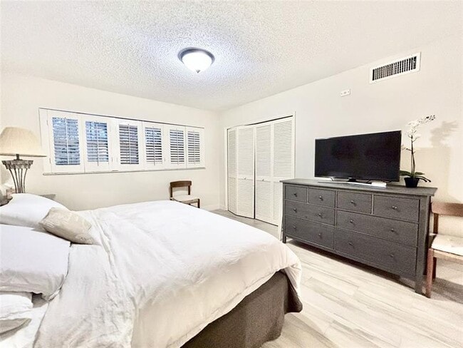 Building Photo - 3800 Oaks Clubhouse Dr