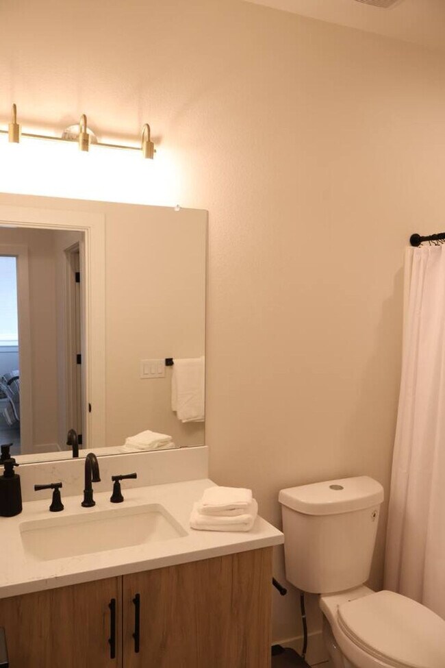 Building Photo - 204 E 35th St