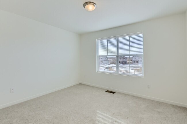 Building Photo - 637 Thistle Pl