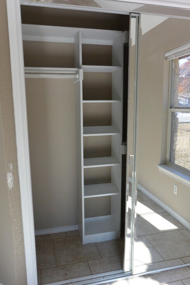 Building Photo - AVAILABLE NOW Single Family Home 3/2/2