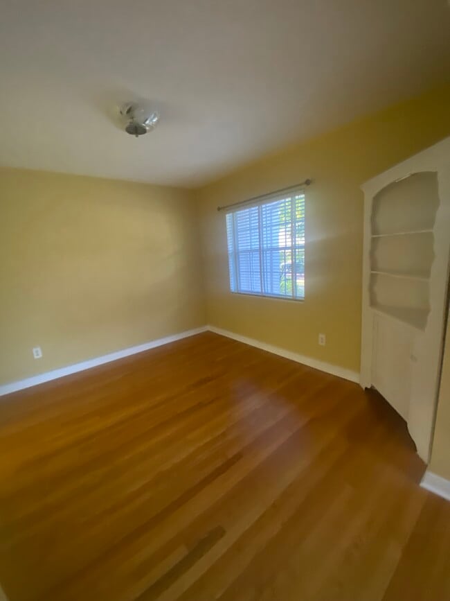 Building Photo - 612 Stetson St