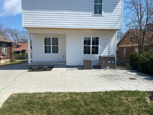 Building Photo - 4 Bed 3 Bath - 4 Min from Downtown - LAWN CARE INCLUDED