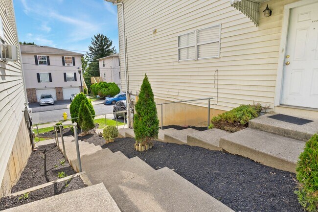 Building Photo - $100 OFF SPECIAL - Austin Street Homes - Comfort & Convenience Combined – 2BR Townhomes Now Leasing