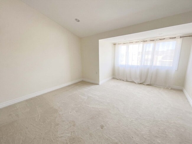 Building Photo - Charming End-Unit Townhome in the Heart of Chatsworth