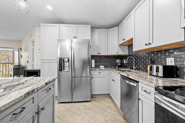 Building Photo - 2083 NE Collins Cir