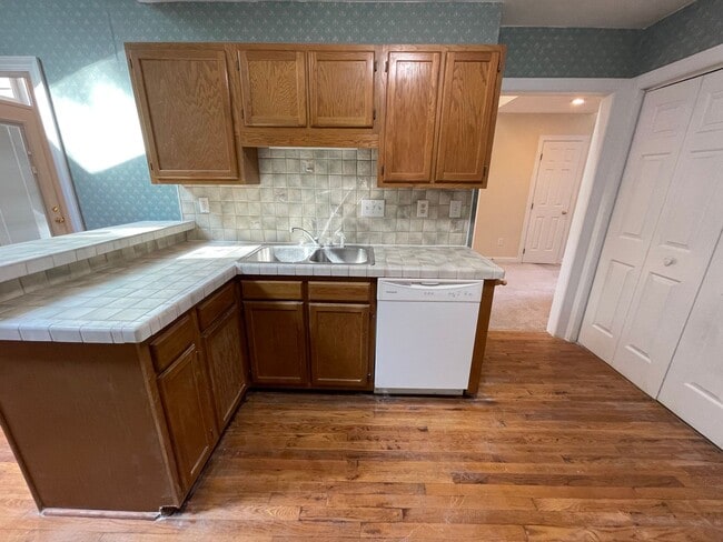 Building Photo - Light & Airy Townhome in Downing Creek, wo...