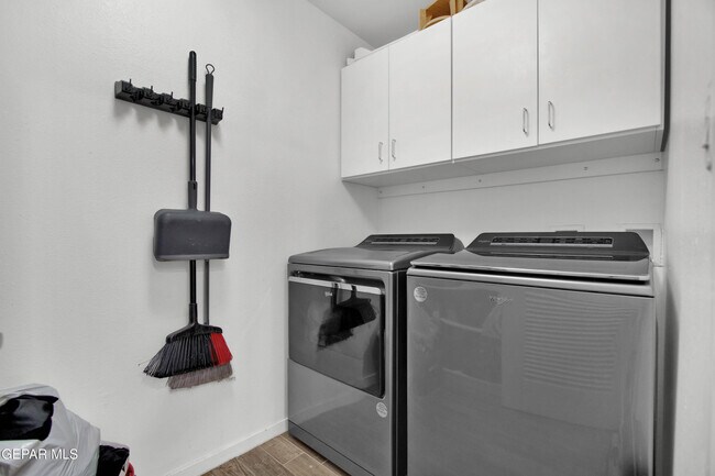 Building Photo - 4200 Camelot Heights Dr