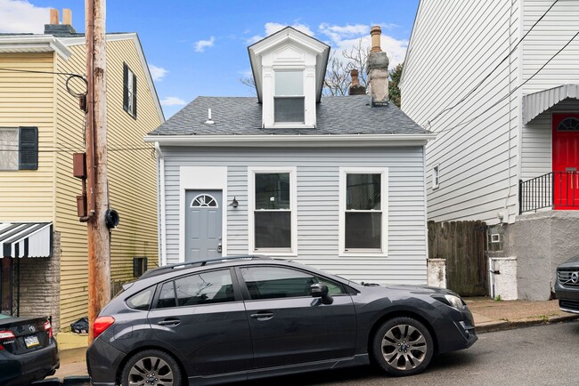 Building Photo - Cozy Completely Renovated Home Minutes fro...