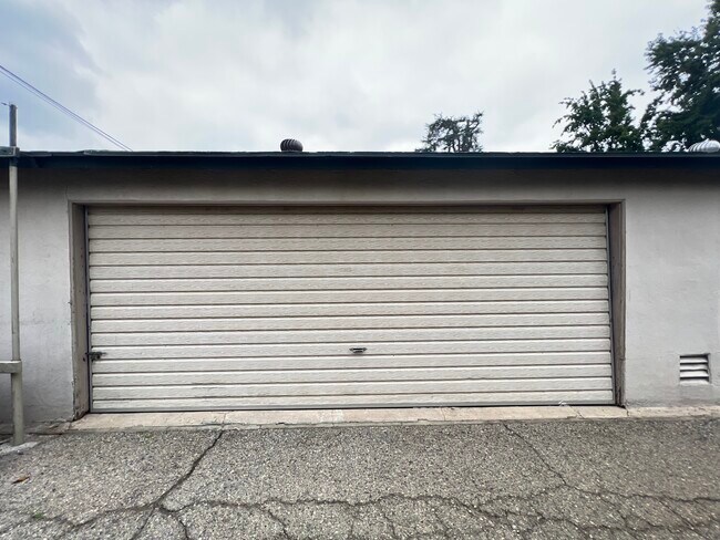 garage - 13900 Burbank Blvd