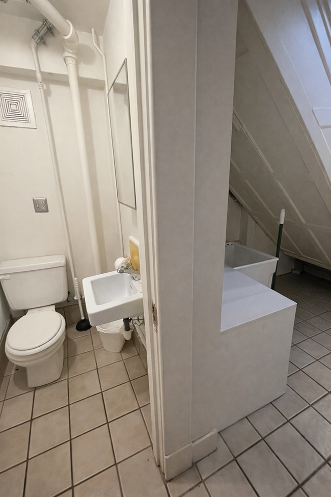 Building Photo - 1803 Hill St