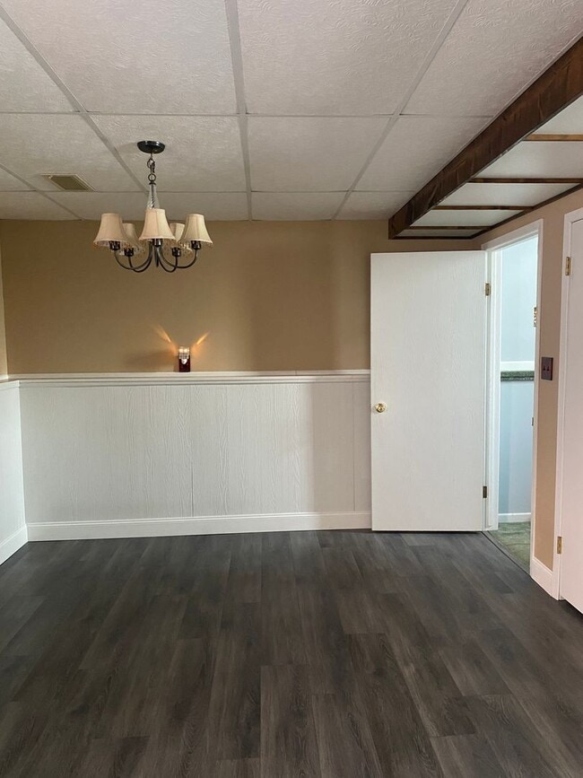 Building Photo - Charming Home w/ Spacious, Fenced yard