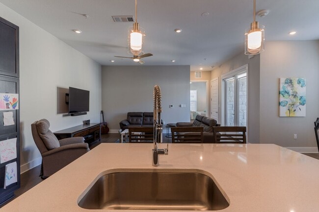 Building Photo - The Grove 2/2 Furnished