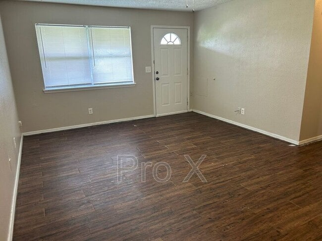 Building Photo - 1605 Juniper Cir