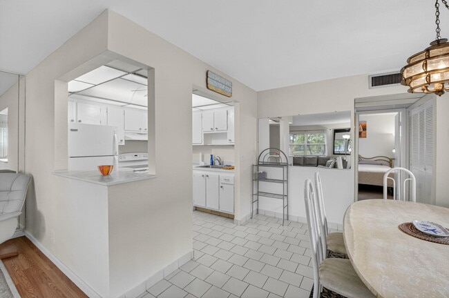 Building Photo - 359 Saxony Trail