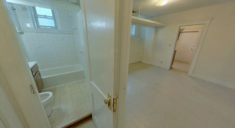 Building Photo - 88 Maple St