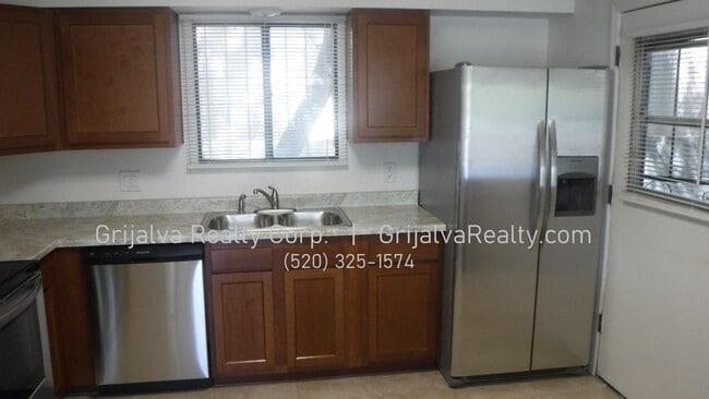 Building Photo - 1550 N 4th Ave