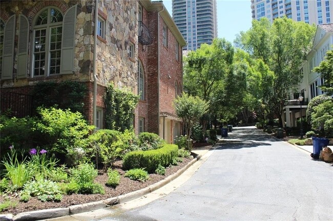 Building Photo - 704 Longleaf Dr NE