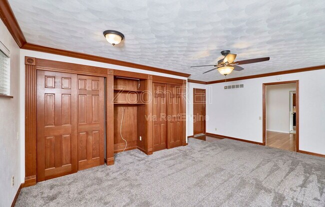 Building Photo - 9210 Medallion Ct