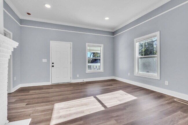 Building Photo - Cozy 2BR, 1BA Home with Spacious Yard in Downtown Anderson! Price improved to $1600/mo rent***