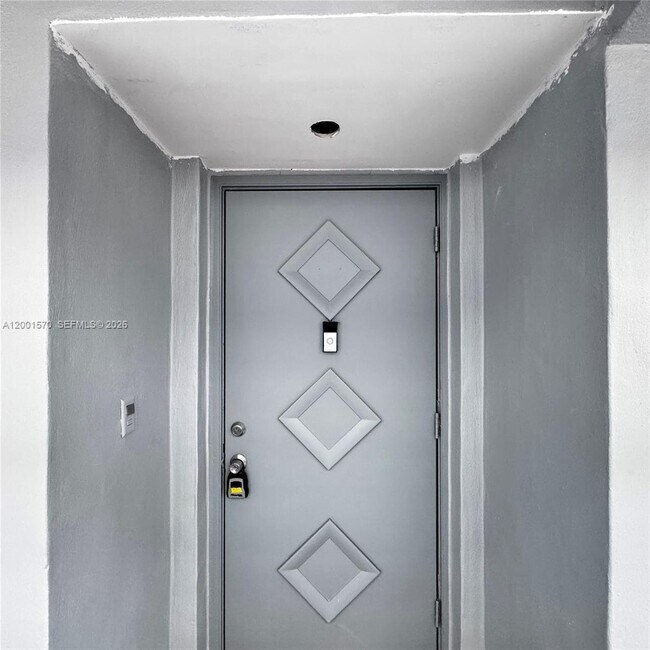 Building Photo - 215 SE 3rd Ave