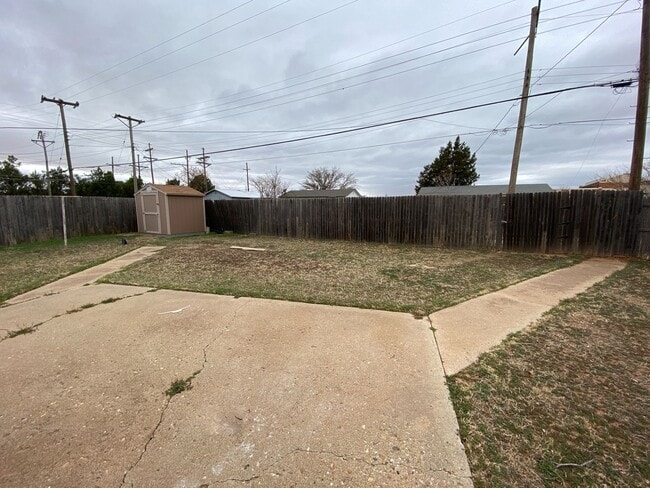 Building Photo - 3 Bed 1 Bath Now Available in east Lubbock