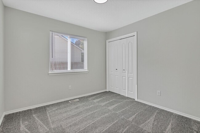 Building Photo - Spacious Updated 3 Bedroom, 2 Bath home in...