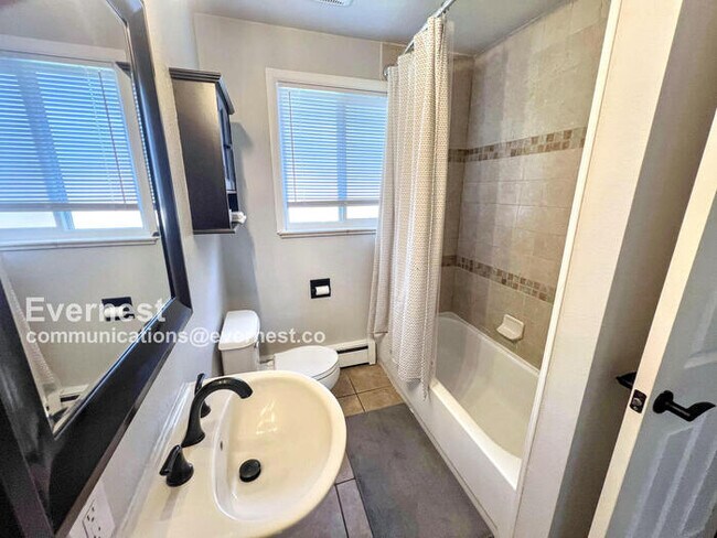 Building Photo - Gorgeous 5-Bedroom Duplex with Fenced Yard...
