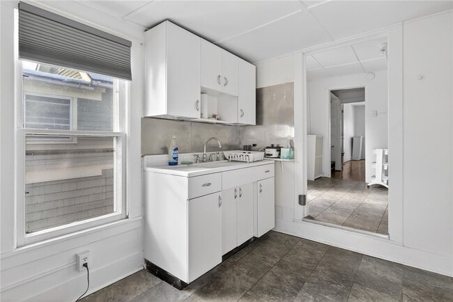 Building Photo - 607 N Cayuga St