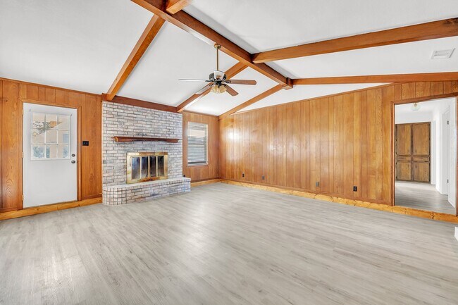 Building Photo - AVAILABLE NOW! (SECTION 8 ACCEPTED)