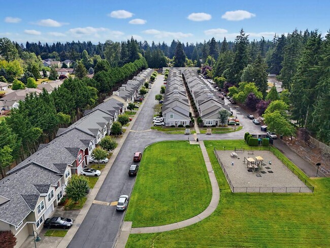 Building Photo - Spacious Puyallup Townhouse | 3-Bed Home with Main-Floor Primary Suite & Stainless Steel Appliances!