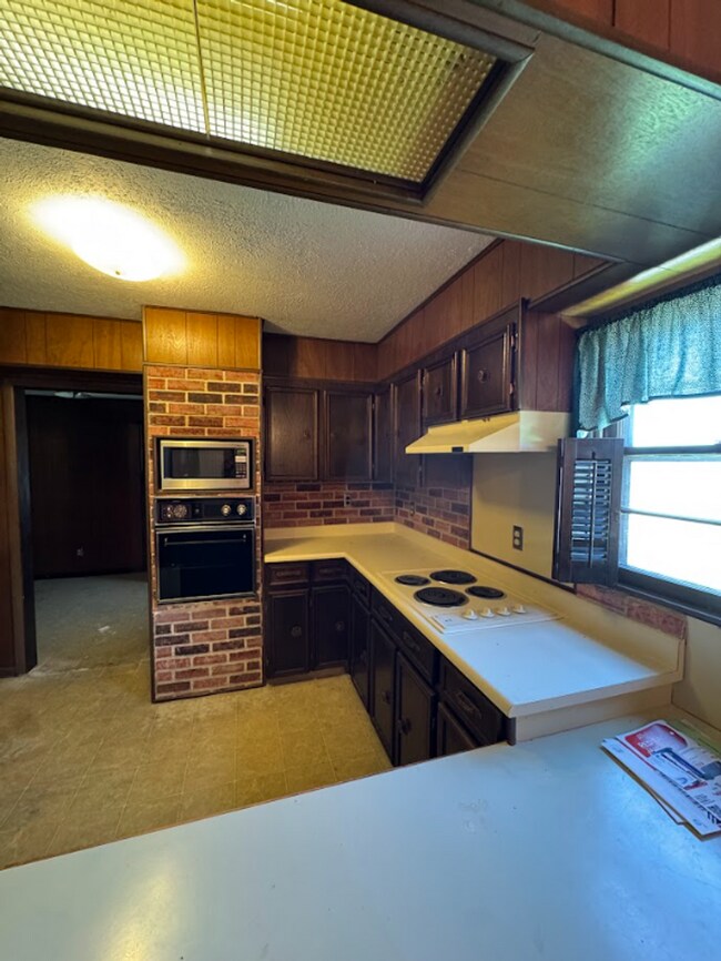 Building Photo - 4 Bed, 2 Bath Home - Apply Today!