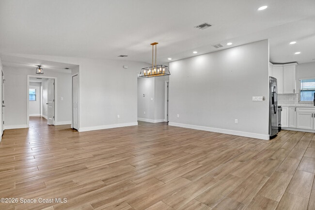 Building Photo - 580 Pine Tree Dr