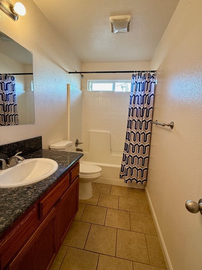 Building Photo - 3 Bedroom 2 Bath House!