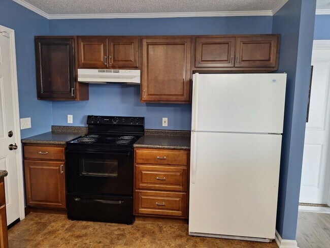 Building Photo - HOLIDAY MOVE IN SPECIAL. $500.00 OFF OF TH...