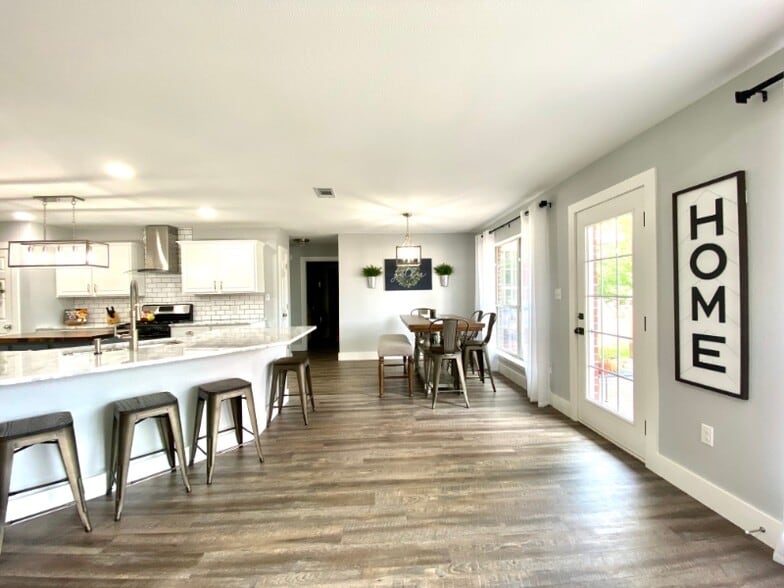 Building Photo - 110 Honeysuckle Ct