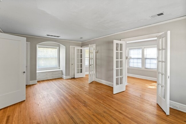 Building Photo - Charming 3-Bed Home Near UMKC with Hardwoo...