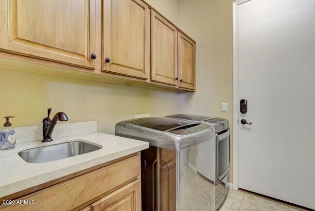 Building Photo - 8010 E Wingspan Way