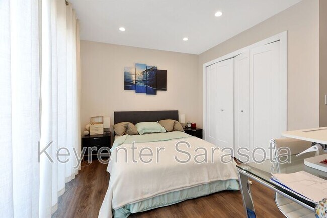 Building Photo - 2056 Roselawn St