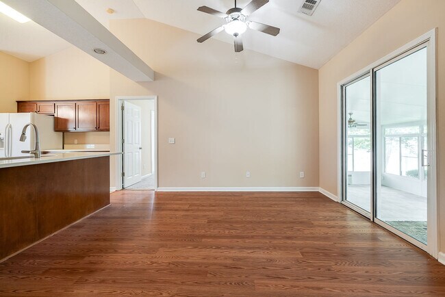 Building Photo - 868 Young Way