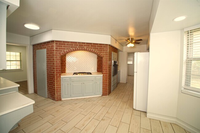 Building Photo - 5105 S Kingston Ave