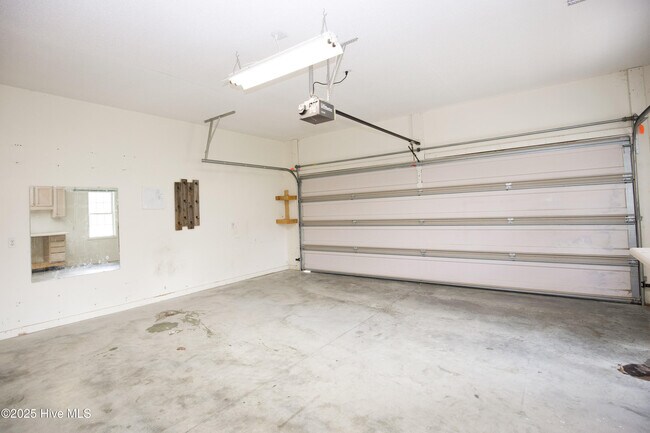 Building Photo - 102 Willow Creek Ln