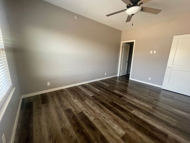 Building Photo - Unfurnished 3 Bedroom 2 Bath  Apartment With Lake-views of Table Rock Lake from each Room