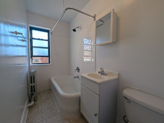 Building Photo - 5417 N Kenmore Ave