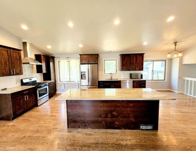 Building Photo - 10995 Allison Ct