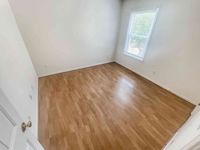 Building Photo - Alpharetta - 3BR - Finished Basement!